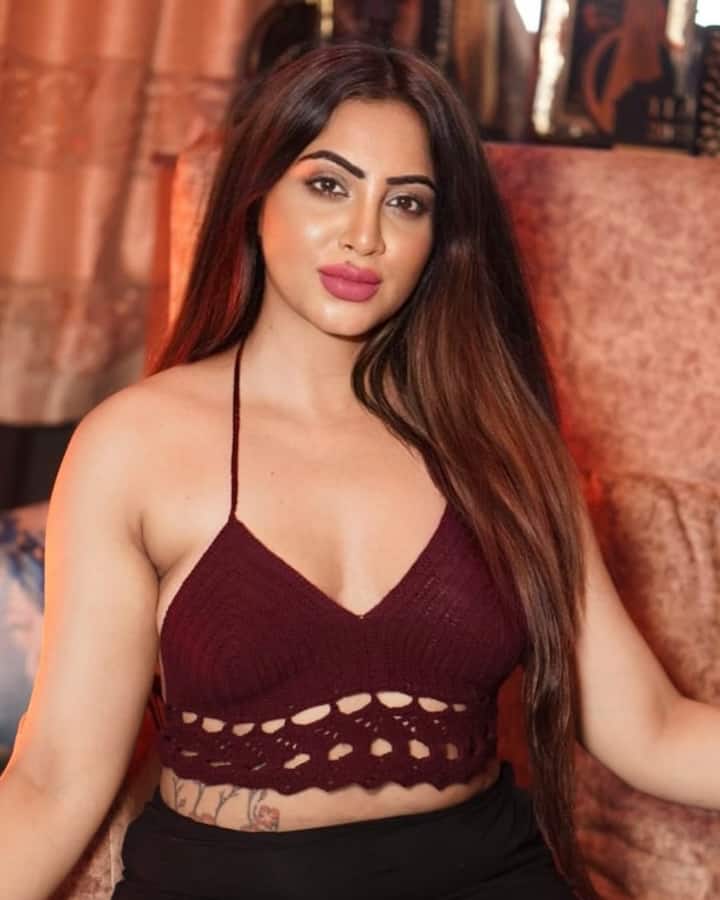 अर्शी खान ने हाल ही में इंस्टाग्राम पर कुछ तस्वीरें शेयर की हैं, जिसमें उनके बैक को देख हर कोई हैरान है.