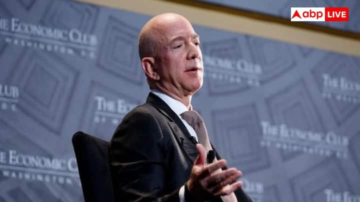 252 బిలియన్ డాలర్ల ఆస్తితో అమెజాన్ వ్యవస్థాపకుడు జెఫ్ బెజోస్ ఆన్లైన్ షాపింగ్, క్లౌడ్ కంప్యూటింగ్​లో విప్లవం తెచ్చారు. సీఈఓ పదవి నుంచి తొలగించిన తర్వాత కూడా బ్లూ ఆరిజిన్, ఇతర వెంచర్లలో ఆయన చేసిన పెట్టుబడులు ఆయనను టెక్ బిలియనీర్ల క్లబ్​లో బలంగా నిలబెట్టాయి.
