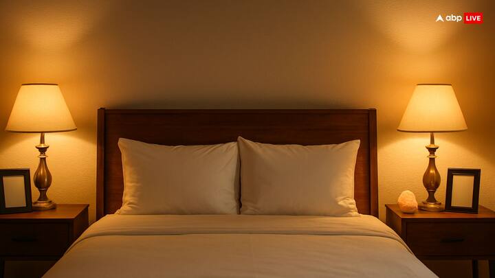 रिश्तों में संतुलन बनाए रखने के लिए बेडरूम में चीजें हमेशा जोड़ी में रखें. जैसे दो तकिए, दो लैंप या दो शोपीस. यह एकता और तालमेल का प्रतीक है. अगर चाहें तो कमरे में रोज क्वार्ट्ज क्रिस्टल भी रख सकते हैं, जो प्यार और पॉजिटिव एनर्जी बढ़ाने में मदद करता है.