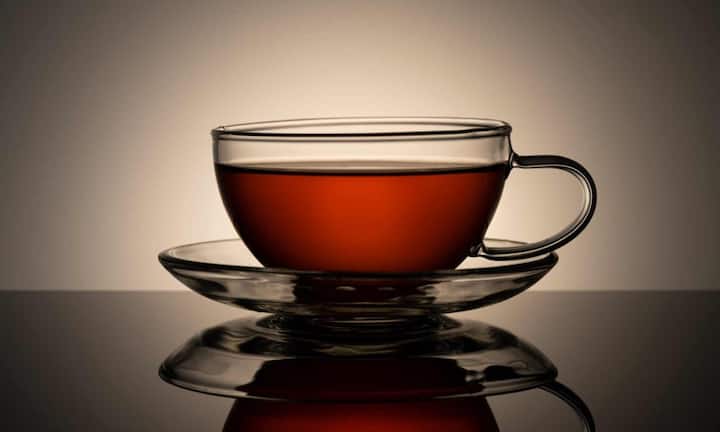 ग्रीन टी में पाए जाने वाले कैटेचिन जैसे एंटीऑक्सीडेंट शरीर में खराब कोलेस्ट्रॉल को कम करते हैं. रिसर्च के अनुसार दिन में दो से तीन कप ग्रीन टी पीने से न सिर्फ दिल हेल्दी रहता है, बल्कि सूजन कम होती है और वजन घटाने में भी मदद मिलती है.