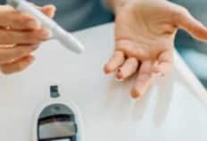 डायबिटीसमध्ये ब्लड शुगर सतत बदलत असतो. सकाळी तो सामान्य असू शकतो, पण खाल्ल्यानंतर वाढतो. रात्री ठीक दिसला तरी सकाळी कमी होऊ शकतो. त्यामुळे नियमित तपासणी करणे खूप गरजेचं आहे.