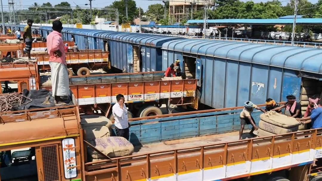 கொல்கத்தாவிலிருந்து சரக்கு ரயிலில் 27.30 லட்சம் சாக்குகள் தஞ்சைக்கு வருகை