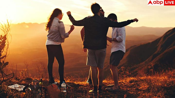 कसोल, हिमाचल प्रदेश. अगर आप पहाड़ों के दीवाने हैं, तो कसोल से बेहतर जगह नहीं. दिल्ली से वोल्वो बस से सफर लगभग 1000 से 1200 रुपये में हो जाता है. यहां सस्ते गेस्ट हाउस और होमस्टे मिल जाते हैं और पहाड़ों के बीच नदी किनारे बैठकर चाय पीने का मजा अनमोल है. 3 दिन का पूरा ट्रिप करीब 5000 रुपये में आराम से हो सकता है.