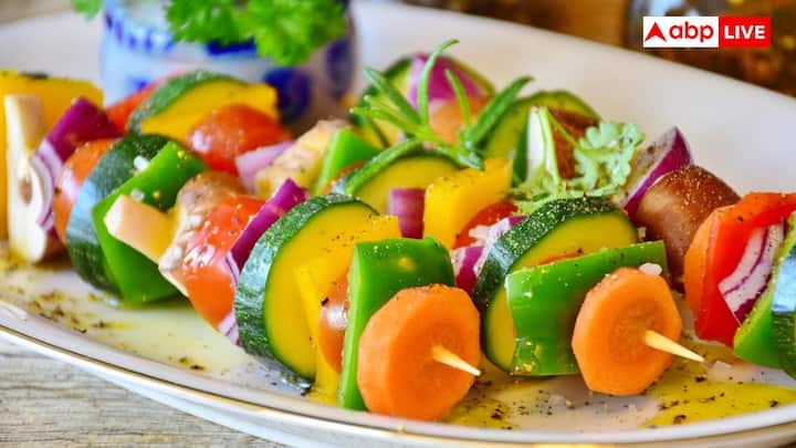 భారతదేశంలో శాఖాహారం చాలా సుదీర్ఘమైన సాంస్కృతిక, మతపరమైన చరిత్రను కలిగి ఉంది. ఇది అహింస, పవిత్రత సంప్రదాయాలతో ముడిపడి ఉంది. అయితే వీగనిజం ఇప్పుడు ఒక కొత్త ప్రపంచ ఉద్యమంగా మారింది. ఇది జంతు హక్కులు, వాతావరణ మార్పుల గురించి పెరుగుతున్న ఆందోళనల కారణంగా పాశ్చాత్య దేశాలలో బాగా ప్రాచుర్యం పొందుతోంది.