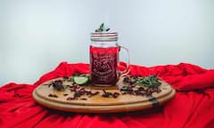 दिल बनेगा मजबूत और कोलेस्ट्रॉल रखेगा कंट्रोल, डाइट में शामिल करें ये 5 हर्बल टी