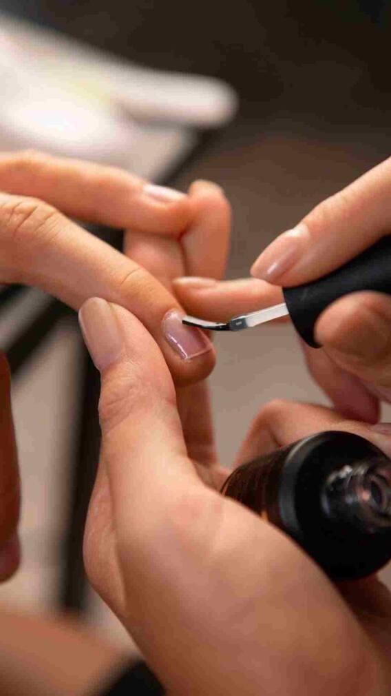 नेल एक्सटेंशन करवाते समय इन बातों का रखें ध्यान