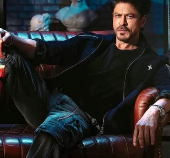 शाहरुखने आपल्या वाढदिनी  त्याच्या आगामी 'किंग' या चित्रपटाचा पहिला टीझर रिलीज केला. बऱ्याच काळानंतर शाहरुख नव्या लूकमध्ये दिसला आहे.