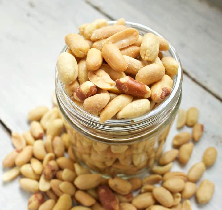 पण तुम्हाला माहित का? शेंगदाणे केवळ चविष्टच नसतात, तर ते आपल्या शरीरासाठी खूप फायदेशीर ठरतात.