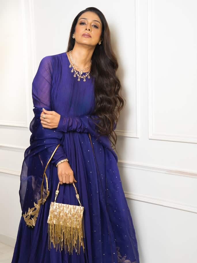 तब्बू अपने काम के साथ सोशल मीडिया पर भी खासी एक्टिव रहती हैं. हर दिन एक्ट्रेस यहां फैंस के लिए अपनी खूबसूरत तस्वीरें शेयर करती हैं.