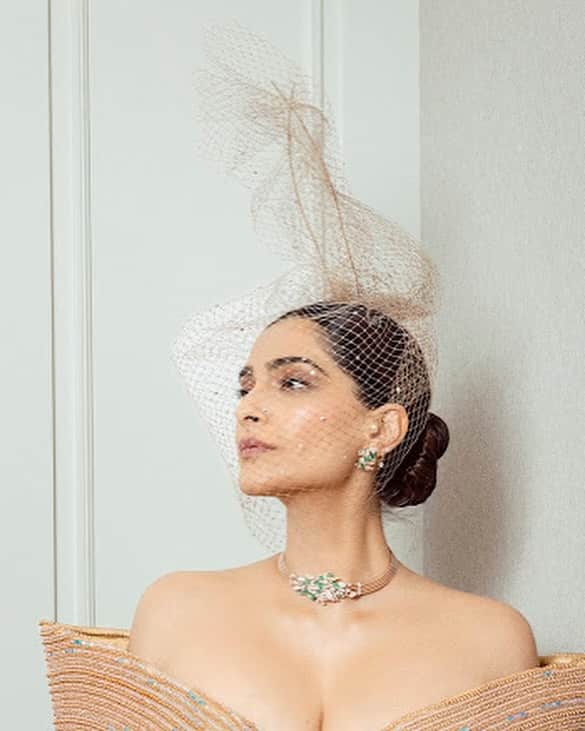 हसीना अक्सर क्लासी अंदाज़ में नज़र आती हैं। हाल ही में हसीना की कुछ तस्वीरें सामने आई हैं। इन तस्वीरों में उनका फैशन सेंस देखने लायक है।