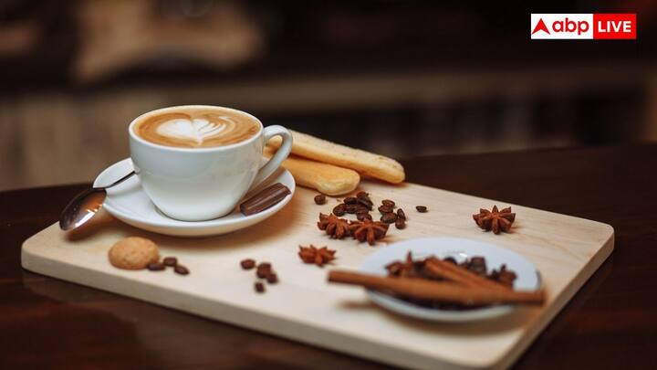 कैपेचिनो में एस्प्रेसो, स्टीम्ड मिल्क ओर मिल्क फोम की बराबर की मात्रा होती है. इसकी शुरुआत इटली से हुई है और यह अपनी मलाईदार बनावट और शानदार झाग के लिए मशहूर है. इस पर अक्सर कोको पाउडर छिड़का जाता है.