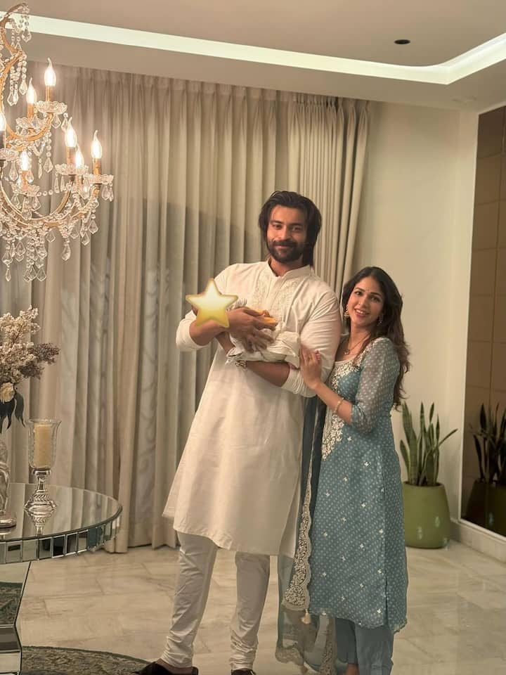 कपल ने दिवाली सेलिब्रेशन में भी अपने बेटे के साथ कई तस्वीरें शेयर की थी. इसमें कपल का ट्रेडिशनल लुक देखने को मिला था.