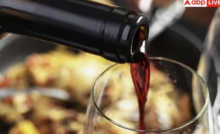 ਪੰਜਵੀਂ ਗਲਤੀ ਵਾਈਨ ਨੂੰ ਗਲਤ ਭੋਜਨ ਨਾਲ ਜੋੜਨਾ ਹੈ। ਹਰੇਕ ਵਾਈਨ ਦਾ ਇੱਕ ਖਾਸ ਜੋੜਾ ਹੁੰਦਾ ਹੈ, ਜਿਵੇਂ ਕਿ ਰੈੱਡ ਵਾਈਨ ਅਕਸਰ ਲਾਲ ਮੀਟ ਨਾਲ ਜੋੜੀ ਜਾਂਦੀ ਹੈ, ਜਦੋਂ ਕਿ ਚਿੱਟੀ ਵਾਈਨ ਹਲਕੇ ਭੋਜਨ ਜਾਂ ਮੱਛੀ ਨਾਲ ਜੋੜੀ ਜਾਂਦੀ ਹੈ।