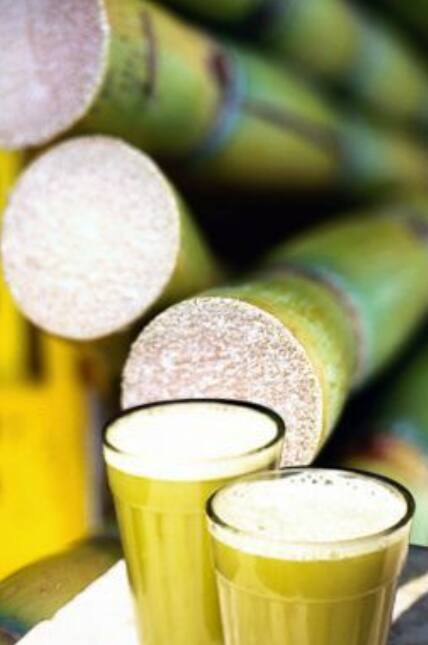 अनेकांना प्रश्न पडतो, ऊस चावून खाणं चांगलं की रस पिणं? चला, दोन्हीचे फायदे आणि तोटे पाहूया.