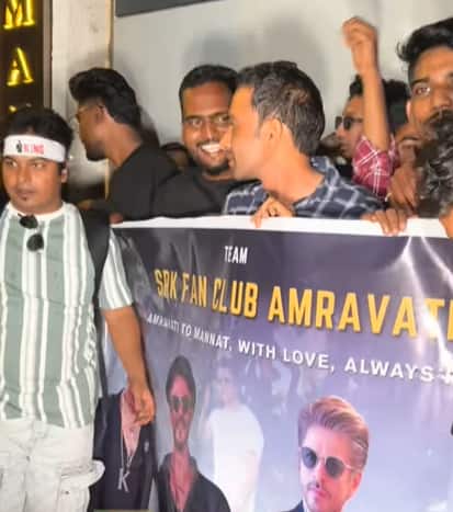 सगळीकडे फक्त एकच आवाज घुमत होता, “हॅप्पी बर्थडे शाहरुख!”. काही चाहते उत्साहात फिल्मी अंदाजात 'बार बार दिन ये आए' गात होते.