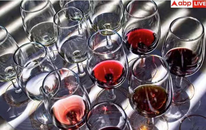 ਲੋਕਾਂ ਦੀ ਪਹਿਲੀ ਗਲਤੀ ਵਾਈਨ ਦੇ ਗਲਾਸ ਨੂੰ ਗਲਤ ਢੰਗ ਨਾਲ ਫੜਨਾ ਹੈ। ਵਾਈਨ ਨੂੰ ਹਮੇਸ਼ਾ ਡੰਡੀ ਨਾਲ ਫੜਨਾ ਚਾਹੀਦਾ ਹੈ, ਨਹੀਂ ਤਾਂ ਤੁਹਾਡੇ ਹੱਥ ਦੀ ਗਰਮੀ ਇਸਦਾ ਸੁਆਦ ਬਦਲ ਸਕਦੀ ਹੈ।