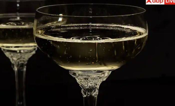 ਤੀਜੀ ਗਲਤੀ ਖੁਸ਼ਬੂ ਵੱਲ ਧਿਆਨ ਨਾ ਦੇਣਾ ਹੈ। ਵਾਈਨ ਪੀਣ ਤੋਂ ਪਹਿਲਾਂ ਇਸਨੂੰ ਸੁੰਘਣਾ ਮਹੱਤਵਪੂਰਨ ਹੈ, ਕਿਉਂਕਿ ਅਸਲੀ ਸੁਆਦ ਖੁਸ਼ਬੂ ਰਾਹੀਂ ਮਹਿਸੂਸ ਹੁੰਦਾ ਹੈ।