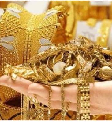 ਚਾਂਦੀ ਦੀ ਕੀਮਤ ਇੱਕ ਹਫ਼ਤੇ ਵਿੱਚ ਚਾਂਦੀ ਦੀਆਂ ਕੀਮਤਾਂ ਵਿੱਚ ₹3,000 ਦੀ ਗਿਰਾਵਟ ਆਈ। ਇਹ ਹਫ਼ਤਾਵਾਰੀ ਆਧਾਰ 'ਤੇ ਲਗਾਤਾਰ ਤੀਜਾ ਹਫ਼ਤਾ ਹੈ। 2 ਨਵੰਬਰ ਨੂੰ, ਚਾਂਦੀ ₹152,000 ਪ੍ਰਤੀ ਕਿਲੋਗ੍ਰਾਮ ਸੀ। ਸ਼ਨੀਵਾਰ, 1 ਨਵੰਬਰ ਨੂੰ, ਇੰਦੌਰ ਸਰਾਫਾ ਬਾਜ਼ਾਰ ਵਿੱਚ ਚਾਂਦੀ ਦੀ ਕੀਮਤ ₹600 ਵਧੀ। ਔਸਤ ਕੀਮਤ ₹150,800 ਪ੍ਰਤੀ ਕਿਲੋਗ੍ਰਾਮ ਤੱਕ ਪਹੁੰਚ ਗਈ। ਅੰਤਰਰਾਸ਼ਟਰੀ ਬਾਜ਼ਾਰ ਵਿੱਚ ਚਾਂਦੀ ਦੀ ਹਾਜ਼ਰ ਕੀਮਤ ਮਾਮੂਲੀ ਵਧ ਕੇ $48.97 ਪ੍ਰਤੀ ਔਂਸ ਹੋ ਗਈ।