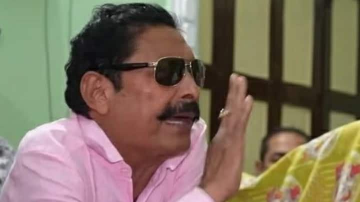 बिहार विधानसभा चुनाव 2025 के पहले चरण में मोकामा सीट पर 6 नवंबर को मतदान होगा.दुलारचंद यादव हत्याकांड के बाद से इस सीट पर माहौल तनावपूर्ण है. अब सबकी नजरें इस बात पर हैं कि छोटे सरकार अनंत सिंह अपनी पुरानी पकड़ बनाए रख पाते हैं या वीणा देवी उन्हें कड़ी टक्कर देकर इस बाहुबली राजनीति के समीकरण को बदल देती हैं.