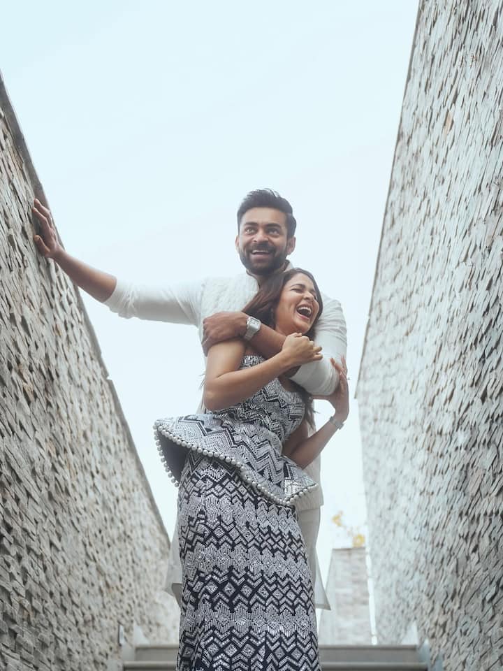 वरुण तेज ने अपने इंस्टाग्राम पर तीन तस्वीरें शेयर की. जिसके जरिए उन्होंने वाइफ को दूसरी वेडिंग एनिवर्सरी विश की. तस्वीरों में कपल एक-दूजे संग कोजी होता दिखी.