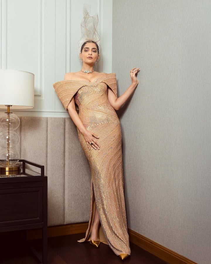 सोनम कपूर सोशल मीडिया पर कभी अपने ट्रेडिशनल लुक, कभी ग्लैमरस अंदाज तो कभी अपने बोल्ड अवतार से तहलका मचाती नजर आती हैं।