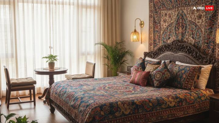 लोगों का ध्यान हमेशा अपने घर की सजावट में रहता है, मगर बेडरूम की दिशा की ओर ध्यान नहीं देते. वास्तु के हिसाब से दक्षिण-पश्चिम या उत्तर-पश्चिम दिशा में बना बेडरूम वैवाहिक जीवन के लिए सबसे शुभ माना गया है. ये दिशाएं स्थिरता और भरोसा बढ़ाती हैं. ध्यान रखें कि बेडरूम के दरवाजे के सामने कभी भी कोई टूटा आइटम या दर्पण न हो, वरना यह रिश्तों में मतभेद पैदा कर सकता है.