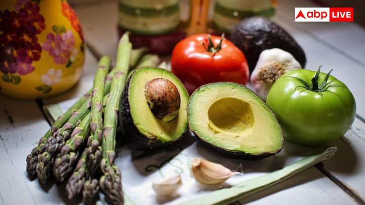 వీగన్, శాఖాహారం మధ్య ప్రధాన వ్యత్యాసం ఏమిటంటే జంతు ఉత్పత్తులను బహిష్కరించడమే. శాఖాహారులు మాంసం తినడానికి దూరంగా ఉంటారు. వారు మాంసం, చేపలు లేదా కోడిని తినరు. కానీ పాల ఉత్పత్తులను తీసుకుంటారు. వీగన్ అంటే మాంసం, చేపలు మాత్రమే కాదు.. అన్ని పాల ఉత్పత్తులు వంటి జంతు ఉత్పత్తులను కూడా మానేస్తారు. తేనెను కూడా తీసుకోరు.