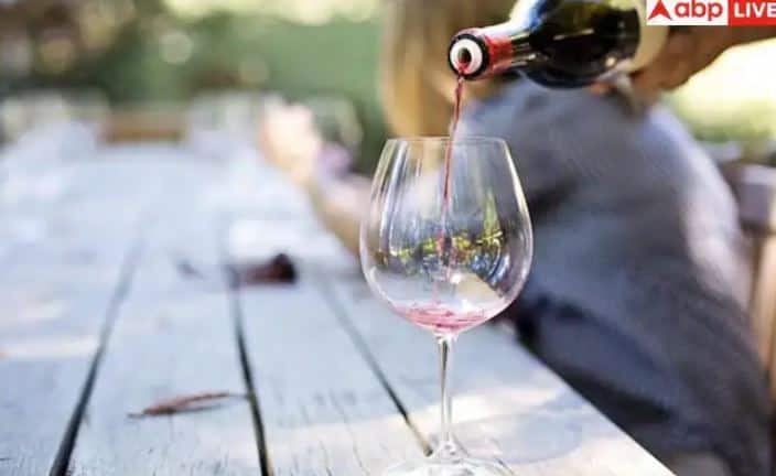 ਛੇਵੀਂ ਗਲਤੀ ਜੋ ਲੋਕ ਕਰਦੇ ਹਨ ਉਹ ਹੈ ਗਲਤ ਤਾਪਮਾਨ 'ਤੇ ਵਾਈਨ ਪੀਣਾ। ਬਹੁਤ ਜ਼ਿਆਦਾ ਠੰਡੀ ਜਾਂ ਬਹੁਤ ਗਰਮ ਵਾਈਨ ਆਪਣਾ ਸੁਆਦ ਗੁਆ ਦਿੰਦੀ ਹੈ, ਇਸ ਲਈ ਇਸਨੂੰ ਸਹੀ ਤਾਪਮਾਨ 'ਤੇ ਪਰੋਸਣਾ ਮਹੱਤਵਪੂਰਨ ਹੈ।