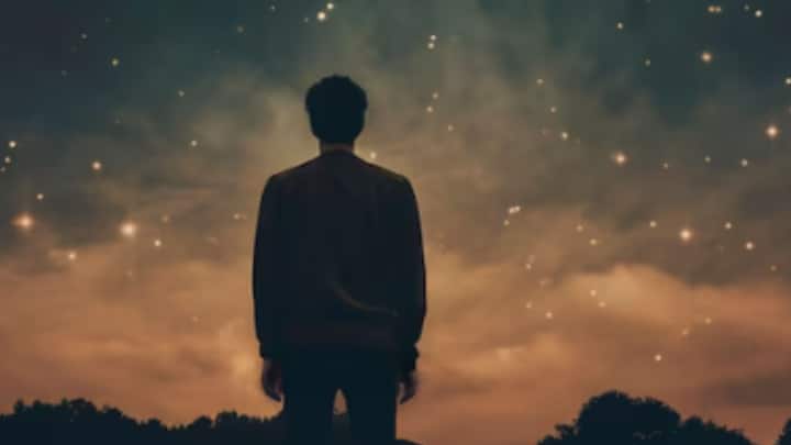 ২০১৭ সালে International Journal of Dream Research-এ প্রকাশিত গবেষণাপত্রে এর কার্যকারণ খোলসা করেন জার্মান গবেষকরা। তাঁদের মতে, রঙিন টেলিভিশন আসার আগে জন্মেছেন যাঁরা, তাঁদের স্বপ্নও সাধারণত সাদাকালো। কিন্তু রঙিন টিভি আবিষ্কারের পর জন্ম যাঁদের, তাঁদের ক্ষেত্রে পরিস্থিতি আলাদা।