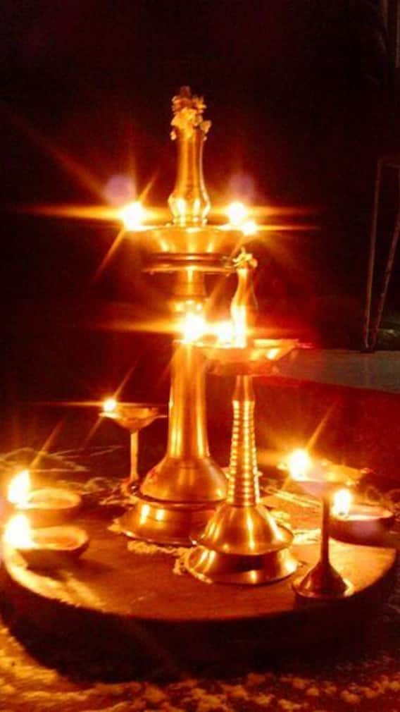 దీపారాధన చేసేటప్పుడు ఎన్ని వత్తులు వేయాలి?