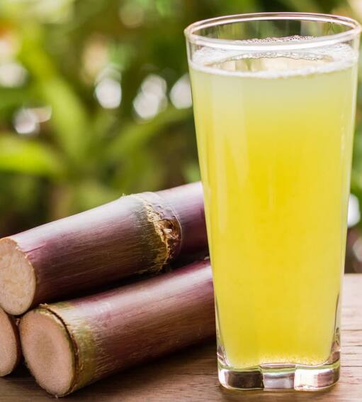 ऊस चावल्याने दात स्वच्छ होतात, हिरड्या आणि हाडं मजबूत होतात. रसातही हे घटक असतात, पण चघळल्याने त्याचा जास्त फायदा होतो.