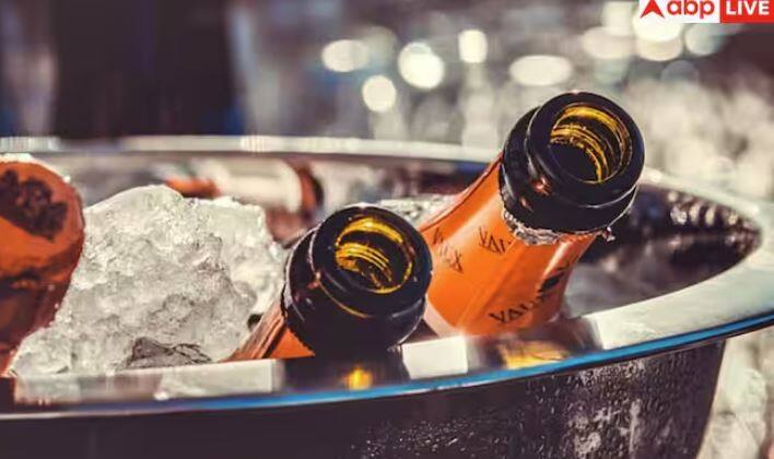 ਚੌਥੀ ਗਲਤੀ ਜੋ ਲੋਕ ਕਰਦੇ ਹਨ ਉਹ ਹੈ ਸਿੱਧਾ ਵਾਈਨ ਪੀਣਾ। ਅਸਲ ਚਾਲ ਇਹ ਹੈ ਕਿ ਇੱਕ ਛੋਟਾ ਜਿਹਾ ਘੁੱਟ ਲਓ ਅਤੇ ਵਾਈਨ ਨੂੰ ਕੁਝ ਸਕਿੰਟਾਂ ਲਈ ਆਪਣੇ ਮੂੰਹ ਵਿੱਚ ਘੁਮਾਓ ਤਾਂ ਜੋ ਤੁਸੀਂ ਸੁਆਦ ਦੀ ਪੂਰੀ ਤਰ੍ਹਾਂ ਕਦਰ ਕਰ ਸਕੋ।