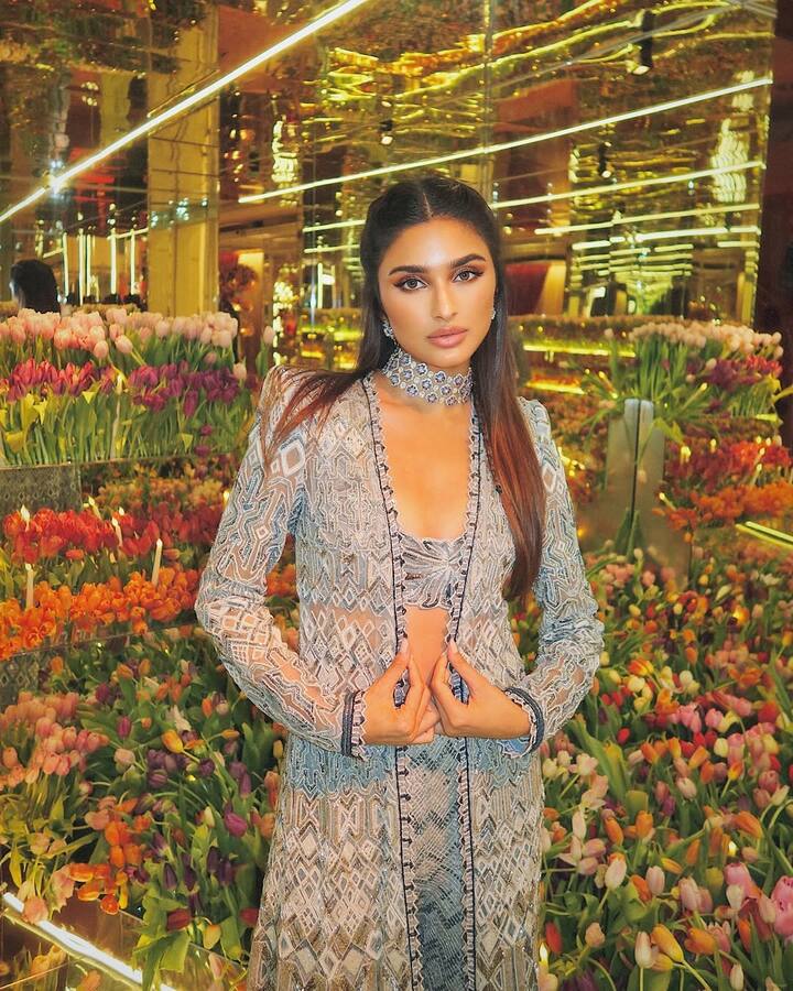 अलाविया जाफरी सोशल मीडिया पर काफी एक्टिव रहती हैं. अलाविया एक्टर मीजान जाफरी की छोटी बहन हैं और उनका एक छोटा भाई अब्बास भी है. अलाविया को लेकर फैन्स बेहद उत्सुक तो रहते हैं लेकिन कुछ खास जानकारी किसी के पास नहीं है.