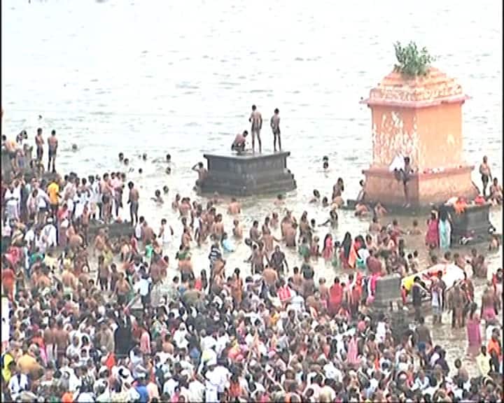 सध्या चंद्रभागेत मुबलक पाणी असल्याने भाविकांना या स्नानाचा आनंदही घेता येत आहे.