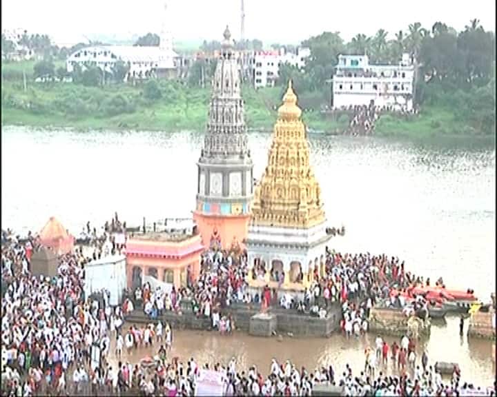 राज्यातील अतिवृष्टीचे संकट मोठे असल्याने मराठवाडा विदर्भ या भागातील भाविकांनी अडचणींमुळे यात्रेकडे पाठ फिरविल्याने आज कार्तिकी एकादशीला केवळ साडेसात ते आठ लाख भाविक दाखल झाले आहेत.