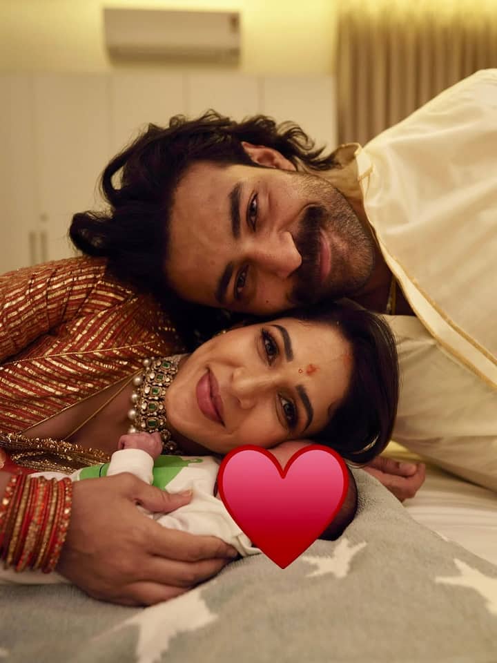 वहीं तीसरी फोटो में एक्टर और उनकी वाइफ अपनी नन्ही परी के साथ पोज देते दिखे. हालांकि इसमें बेबी गर्ल का फेस नजर नहीं आ रहा. लेकिन तस्वीर खूब वायरल हो रही है.