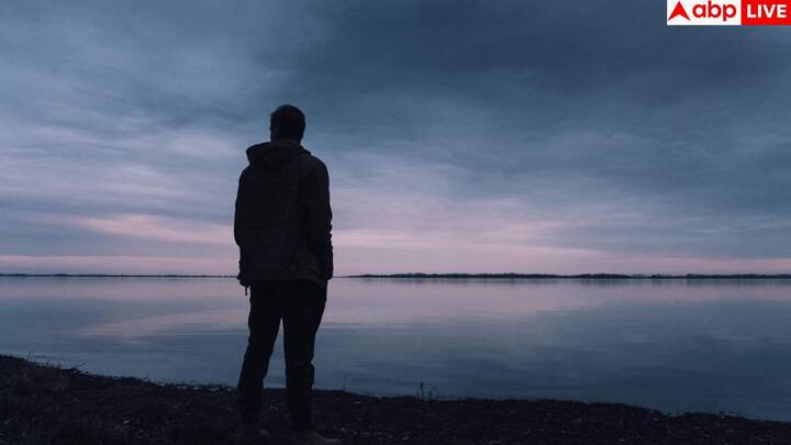 ऋषिकेश, उत्तराखंड. दिल्ली या उत्तर भारत में रहने वालों के लिए ऋषिकेश एक परफेक्ट लो-बजट ट्रिप डेस्टिनेशन है. यहां बस से आसानी से पहुंचा जा सकता है और सस्ते धर्मशालाओं या हॉस्टल में 300 से 500 रुपये प्रति रात में ठहरने की सुविधा मिल जाती है. लक्ष्मण झूला, बीटल्स आश्रम और गंगा आरती जैसी चीज़ें आपको शांति और रोमांच दोनों का एहसास कराती हैं.