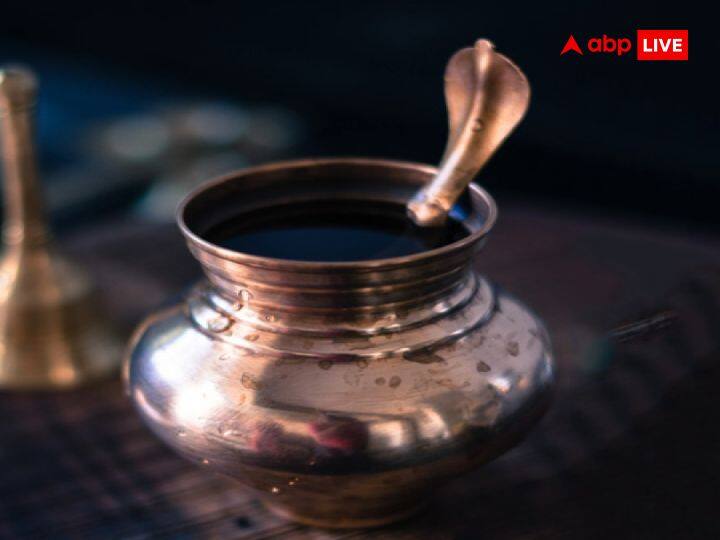 तांबे का कलश- तांबे के कलश में गंगाजल, सिक्का, हल्दी, कुमकुम और फूल रखे जाते हैं. यह भगवान विष्णु और देवी लक्ष्मी का प्रतीक है और घर में धन-समृद्धि का वास कराता है.