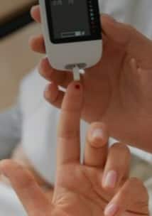 डायबिटीस असणाऱ्यांनी दिवसातून 5 ते 8 वेळा ब्लड शुगर तपासावी खाण्यापूर्वी, खाल्ल्यानंतर, झोपण्यापूर्वी आणि कधी कधी रात्री.