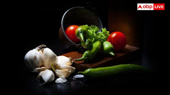 వేగన్ వాళ్లు పూర్తిగా ప్లాంట్ ఆధారిత ఆహారం తీసుకుంటారు. వీరు ఏ రకమైన జంతు ఉత్పత్తులను తీసుకోరు. పాలు బదులుగా బాదం లేదా సోయా పాలను ఉపయోగిస్తారు. అలాగే ప్లాంట్ ఆధారిత చీజ్ ఉపయోగిస్తారు. తేనెకు బదులుగా సహజమైన తీపిని ఇష్టపడతారు.