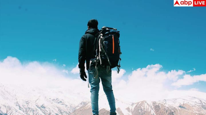 चाय बागानों की खुशबू, पहाड़ों का नजारा और ठंडी हवा. दार्जिलिंग हर ट्रैवलर का सपना होता है. अगर आप ट्रेन या शेयर कैब से सफर करें और लोकल फूड खाएं, तो यह ट्रिप 5000 रुपये में संभव है. टाइगर हिल की सुबह और टॉय ट्रेन की सवारी आपकी ट्रिप को यादगार बना देगी.