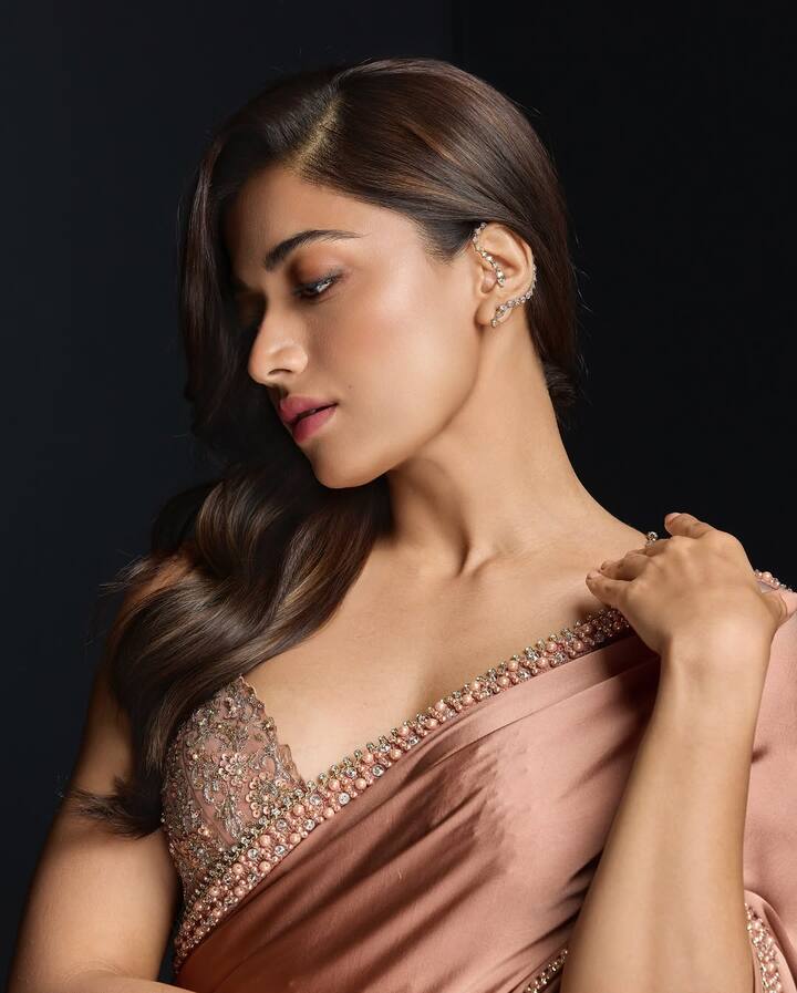 శారీలో రష్మికను చూసిన జనాలు బ్యూటిఫుల్ అని కాంప్లిమెంట్స్ ఇస్తున్నారు. (Image Courtesy: rashmika_mandanna / Instagram)