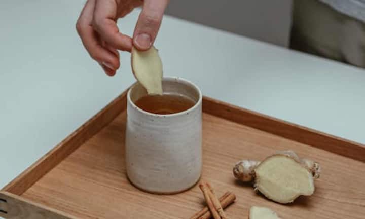 अदरक हर्बल टी में मौजूद जिंजरॉल और शोओगॉल जैसे कंपाउंड शरीर में सूजन को कम करते हैं और ब्लड फ्लो को बेहतर बनाते हैं. यह हर्बल टी ब्लड प्रेशर को संतुलित रखती है और खराब कोलेस्ट्रॉल को घटाने में भी मददगार होती है.