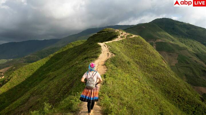 कोडाईकनाल, तमिलनाडु. दक्षिण भारत का यह हिल स्टेशन बजट ट्रैवलर्स के बीच काफी लोकप्रिय है. पहाड़ों के बीच झीलों की सैर और ठंडी हवा का एहसास बेहद ताजगी भरा होता है. बस या ट्रेन से यहां पहुंचना आसान है और ठहरने के लिए सस्ते होमस्टे उपलब्ध हैं.