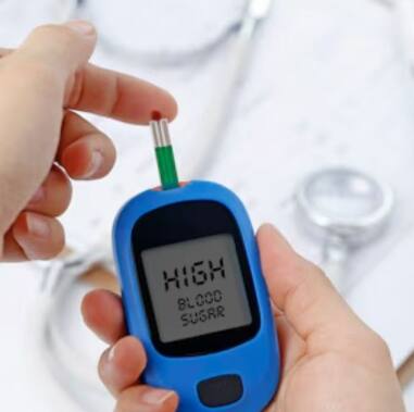 इन्सुलिन घेणाऱ्यांनी दिवसातून किमान 4 वेळा शुगर तपासावी. खाण्यापूर्वी, खाल्ल्यानंतर आणि झोपण्यापूर्वी. स्थिर स्थितीत आठवड्यात 4 वेळा तपासणी पुरेशी आहे.