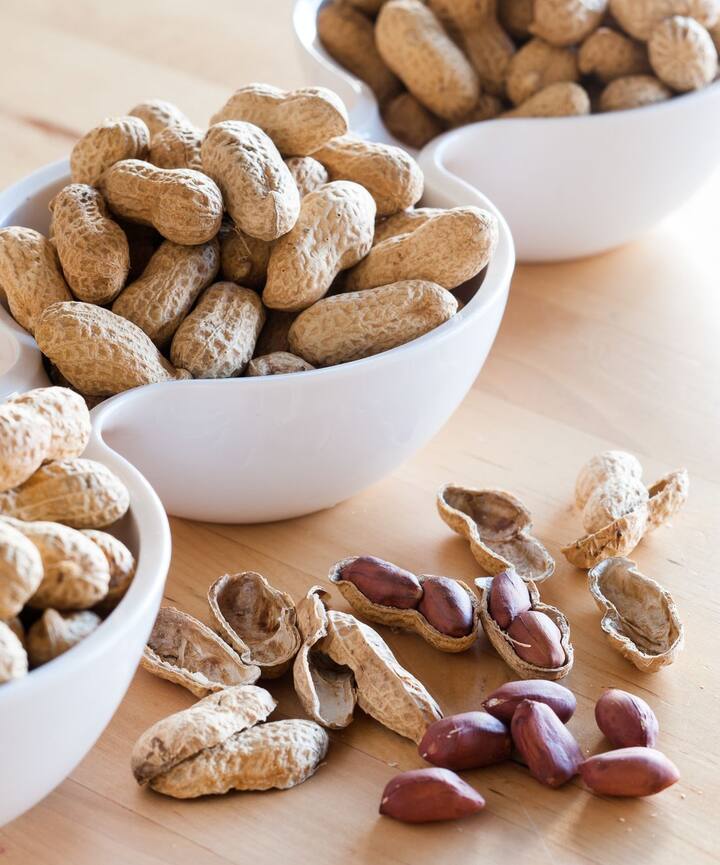 हे वजन नियंत्रित ठेवण्यास मदत करतात, कारण शेंगदाणे खाल्ल्याने दीर्घकाळ भूक लागत नाही.