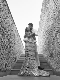 दूसरी वेडिंग एनिवर्सरी पर वाइफ संग रोमांटिक हुए वरुण तेज, नन्हे बेटे की भी दिखाई झलक