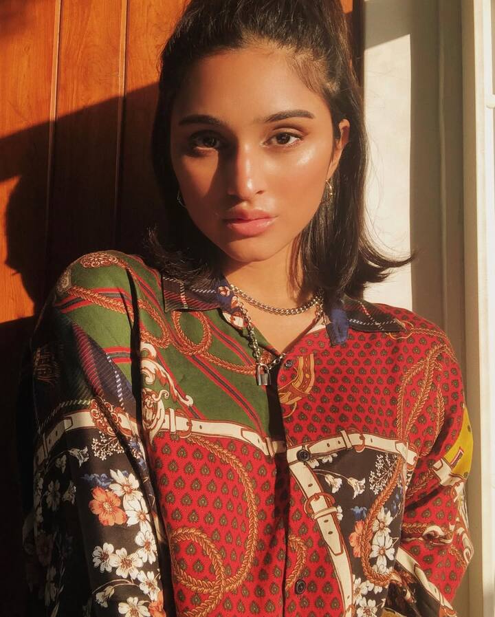 अलाविया ने आलिया कश्यप और अनन्या पांडे के साथ मिलकर कोलैब ट्राइब के नाम से एक वेबसाइट की भी शुरुआत की और इस प्लेटफॉर्म पर नए आइडियाज को लेकर बात होती है.