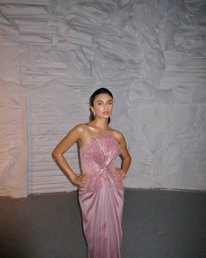 इस शो में अलाविया ने अनन्या पांडे, आर्याना गांधी, सृष्टि पोरे के साथ कंटेंट क्रिएशन की चुनौतियों का सामना किया. शो ने उनकी क्रिएटिविटी और टीमवर्क को हाइलाइट किया.