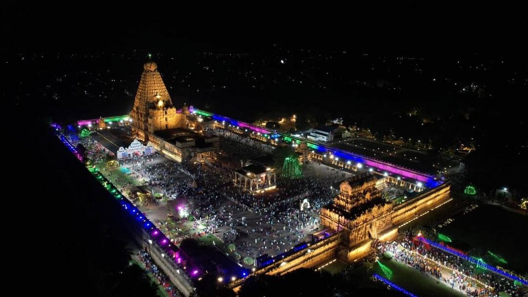 உயரே இருந்து கழுகுப் பார்வை... கண்ணைக் கவர்ந்த பெரிய கோயில் சுவாமி வீதியுலா காட்சி The big temple seen from an eagle's eye on the second day of the Satayavizha festival உயரே இருந்து கழுகுப் பார்வை... கண்ணைக் கவர்ந்த பெரிய கோயில் சுவாமி வீதியுலா காட்சி